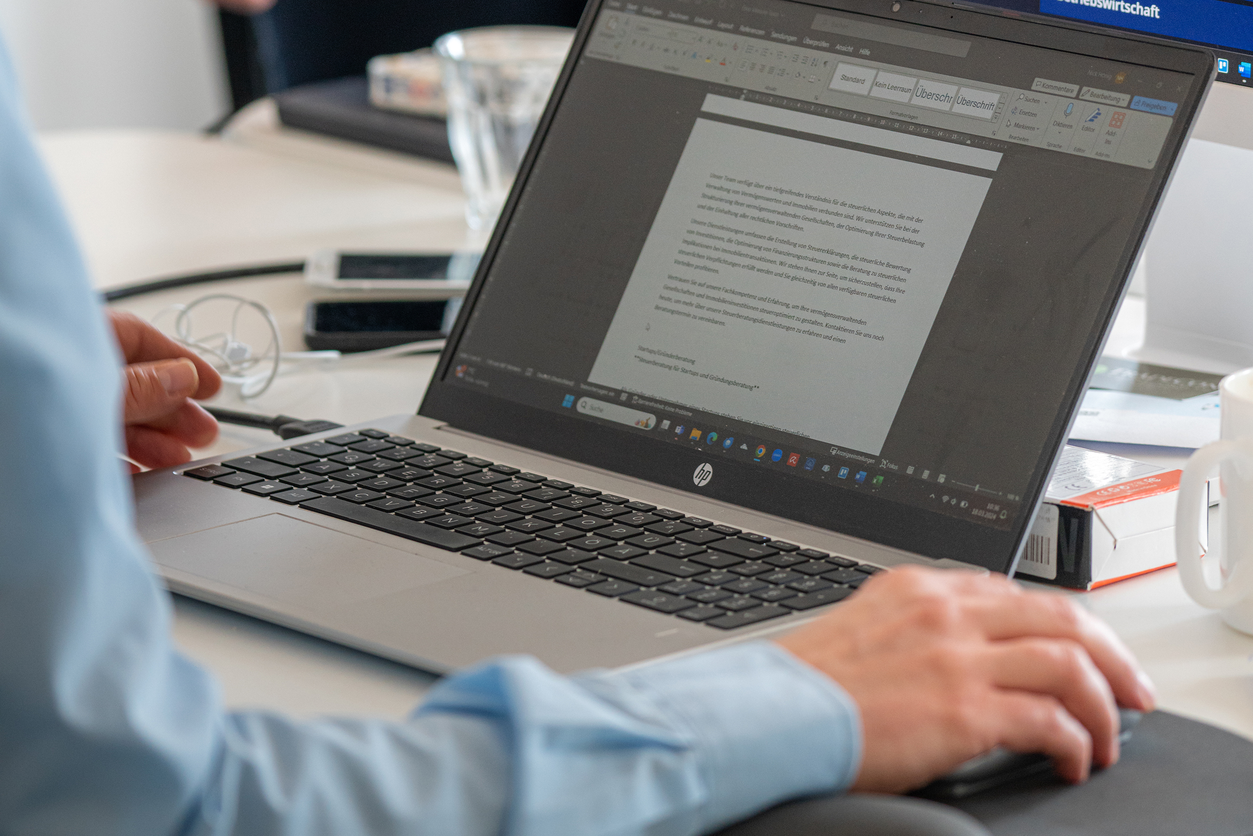 Mitarbeiter der Digitalagentur Adignos erstellt und optimiert SEO-Texte für eine Unternehmenswebsite am Laptop.