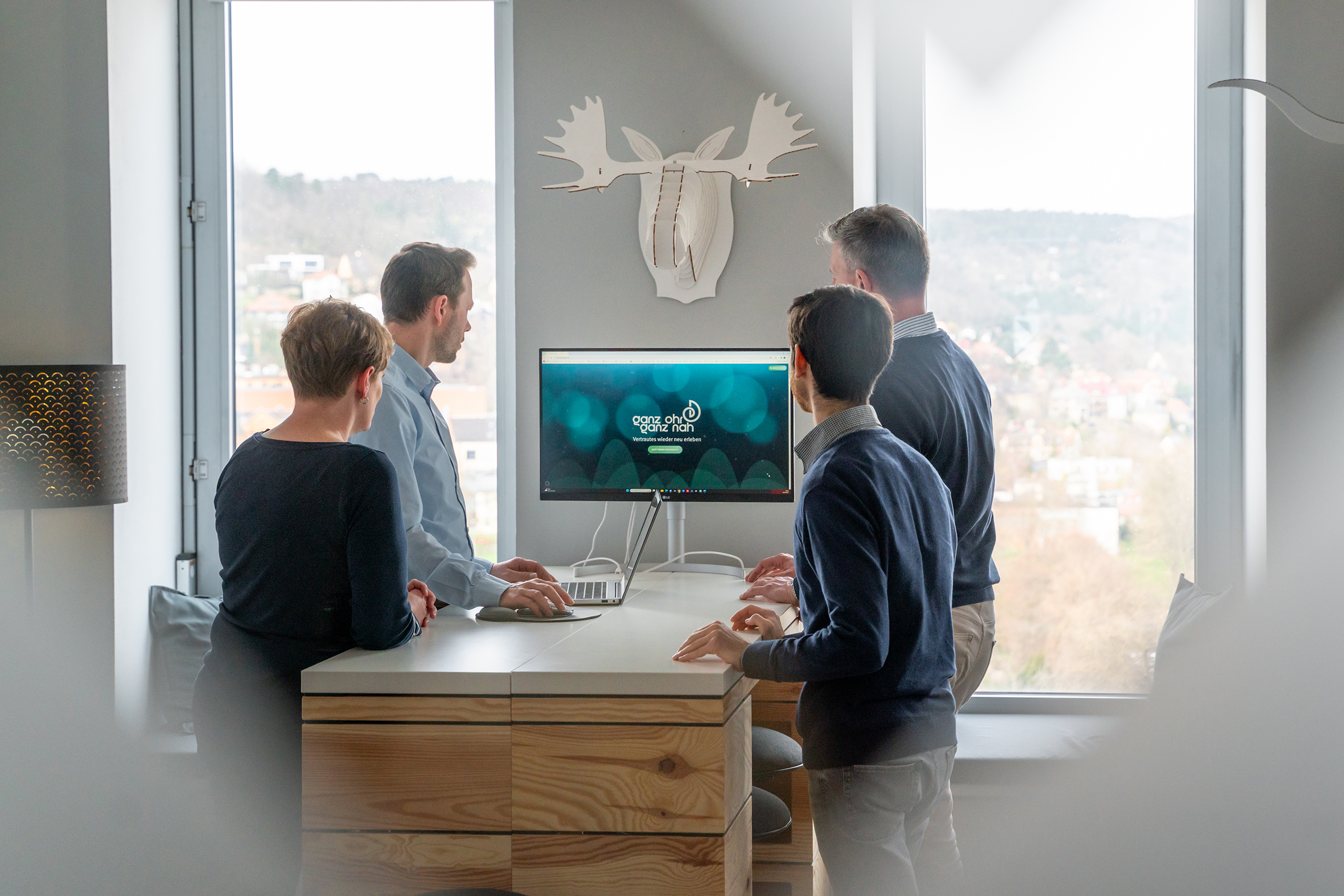 Team der Digitalagentur Adignos prüft und bespricht gemeinsam das Webdesign einer Kundenwebsite.