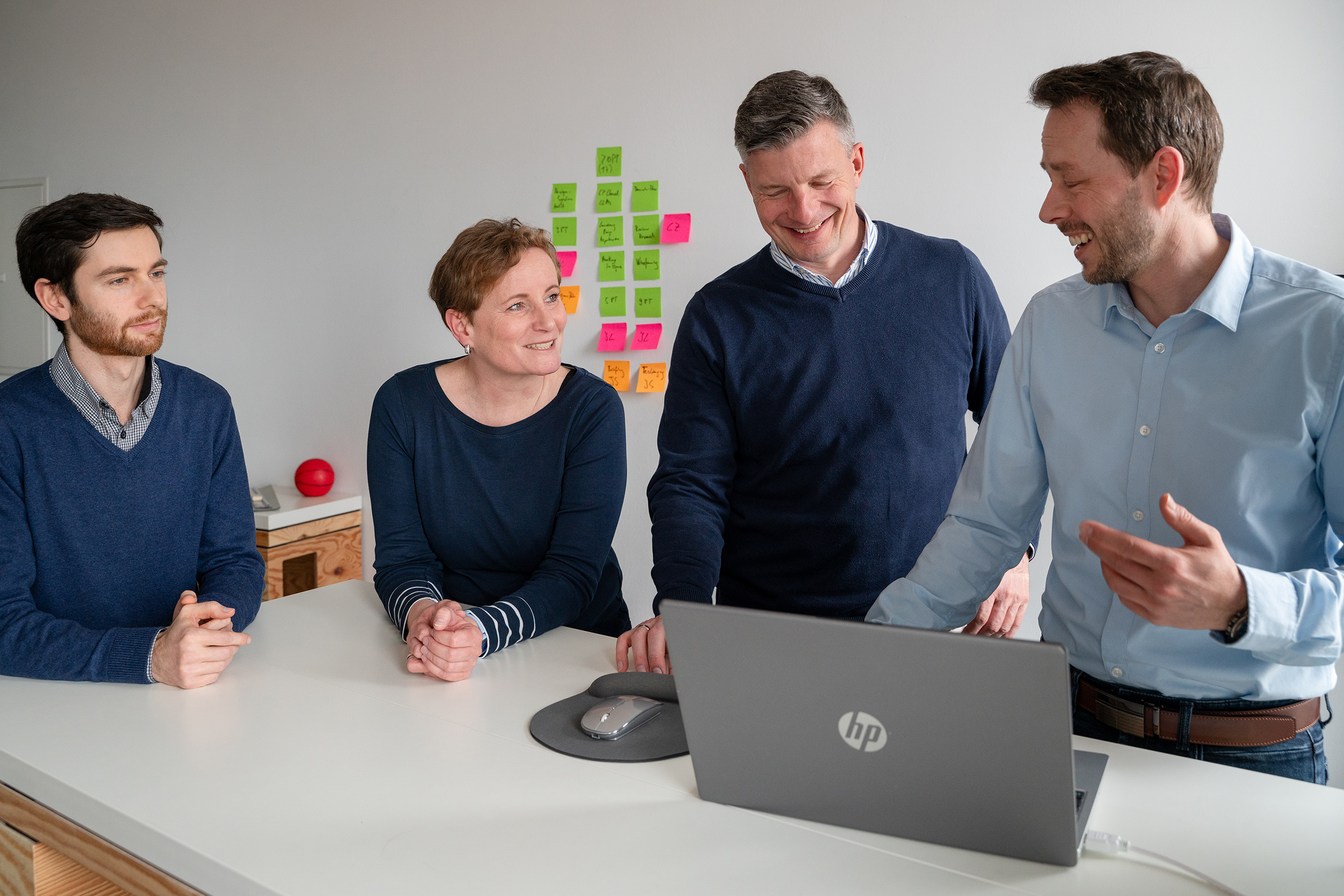 Team der Digitalagentur Adignos bei einem gemeinsamen Workshop zur Planung und Abstimmung von Webprojekten.