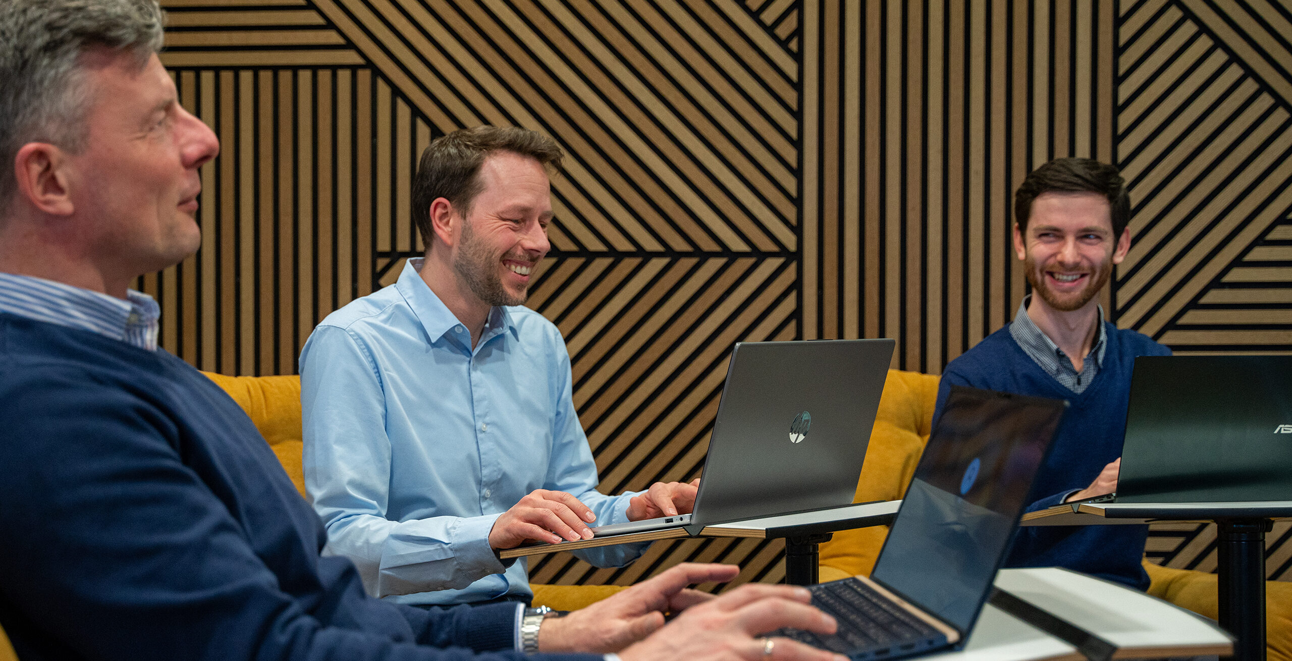 Mitarbeiter der Digitalagentur Adignos arbeiten gemeinsam an digitalen Projekten und besprechen aktuelle Aufgaben im Team.