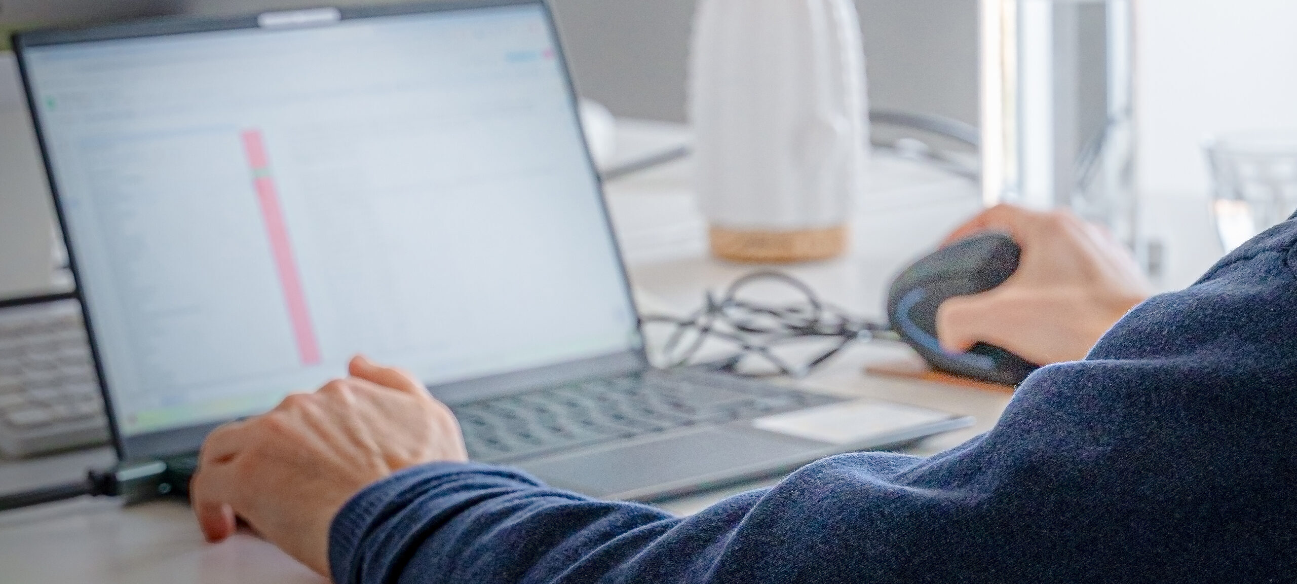 Mitarbeiter der Digitalagentur Adignos bearbeitet Aufgaben zur laufenden Betreuung und Pflege einer Unternehmenswebsite am Laptop.