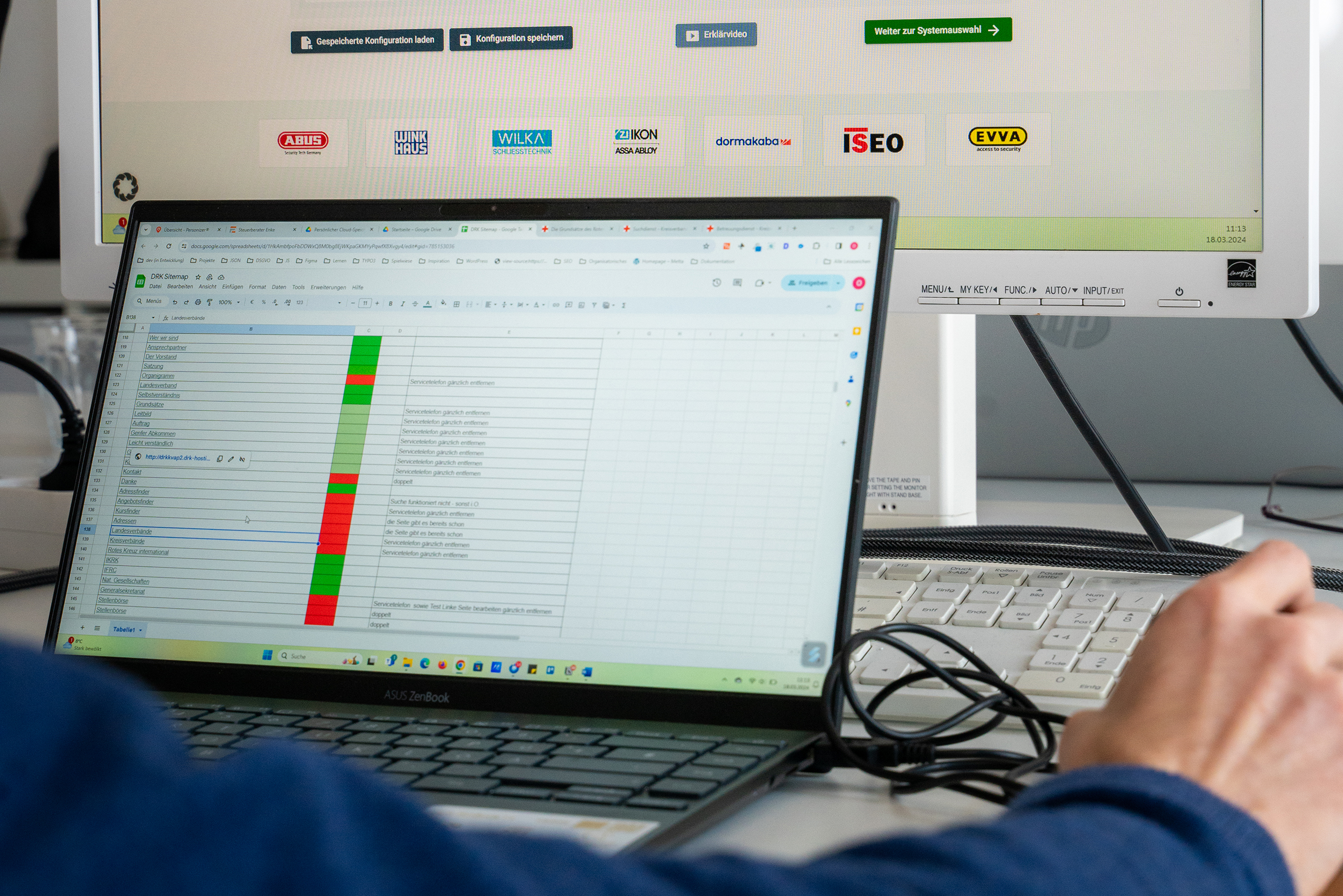 Mitarbeiter der Webagentur Adignos prüft einen Online-Konfigurator für Schließanlagen und dokumentiert Optimierungen in einer Tabelle.