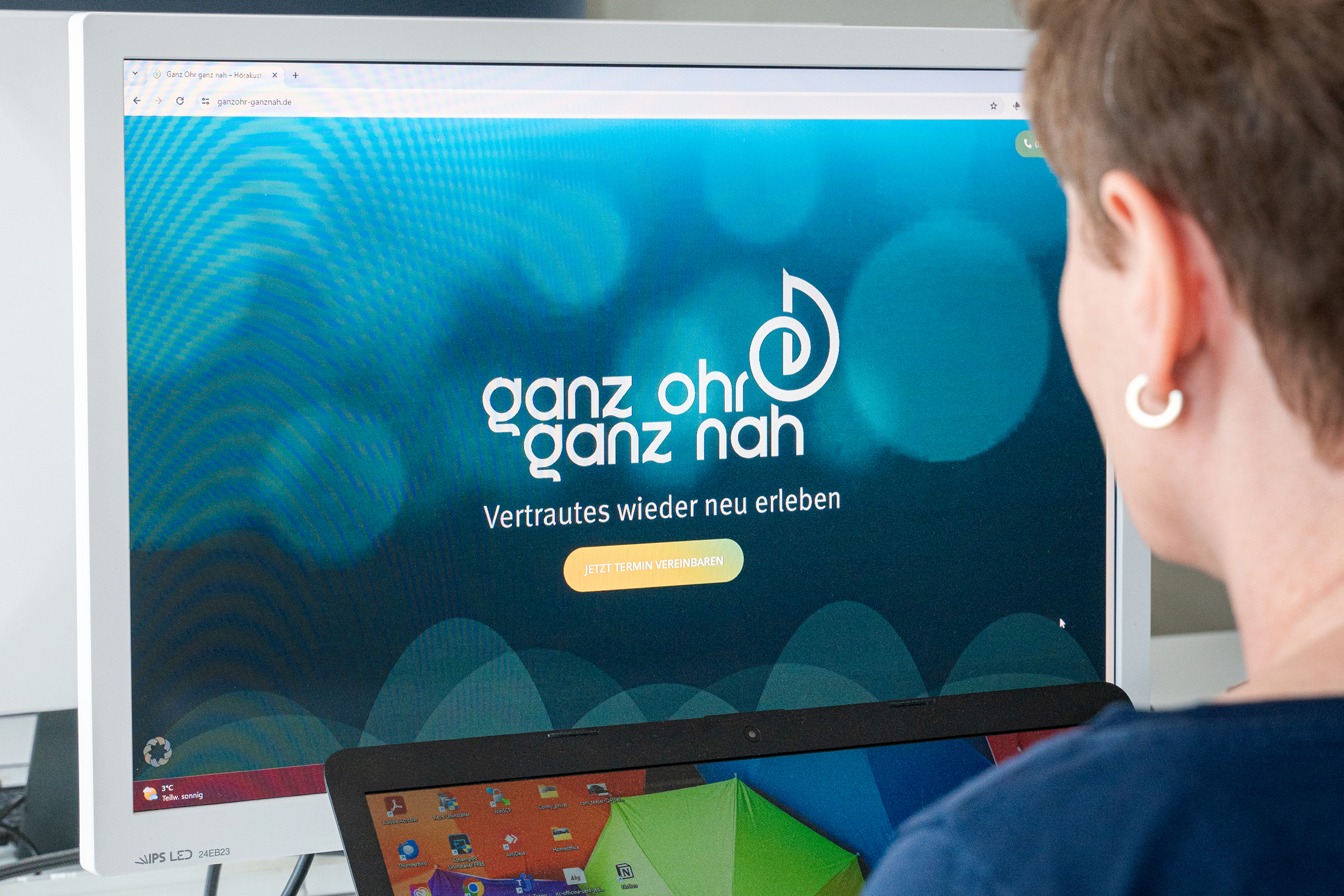 Mitarbeiterin der Digitalagentur Adignos prüft das Webdesign und die Benutzerfreundlichkeit einer Kundenwebsite.