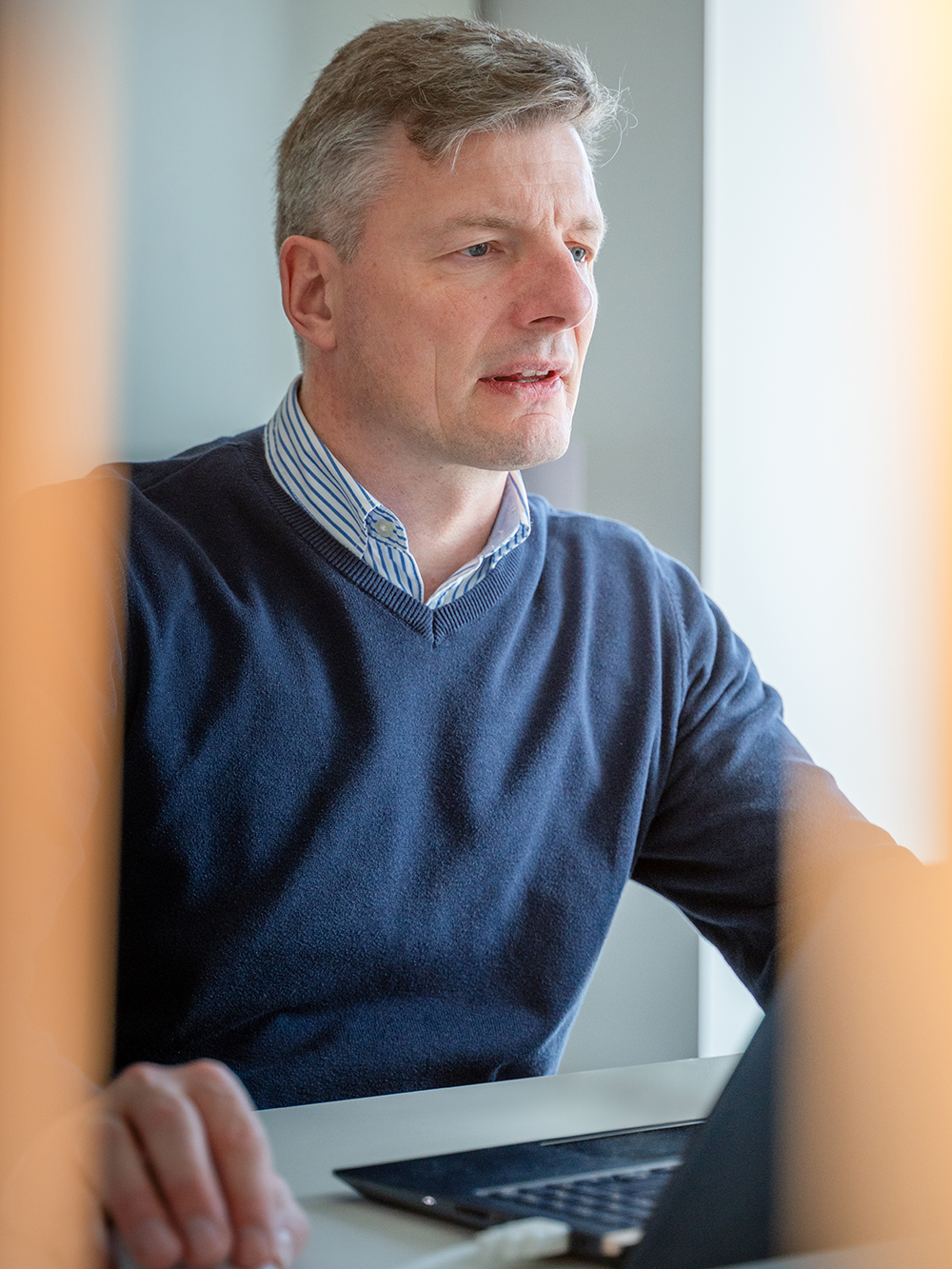 Creative Director der Digitalagentur Adignos bei der Arbeit am Laptop.