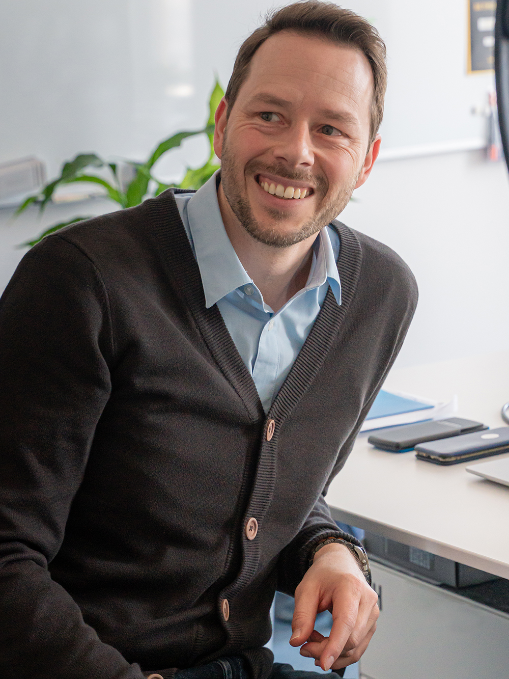 Projektmanager der Digitalagentur Adignos im persönlichen Austausch am Arbeitsplatz.