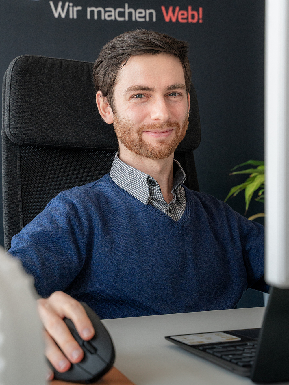 Mitarbeiter der Digitalagentur Adignos bei der Webentwicklung am Computer.